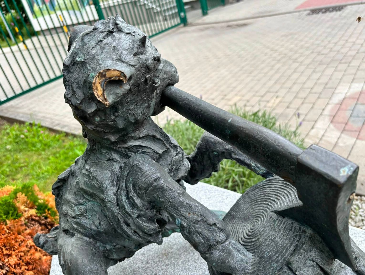 Kto zniszczył Koziołka „Drwala”? Wandal zaatakował osiedlową figurkę w Kłodnicy