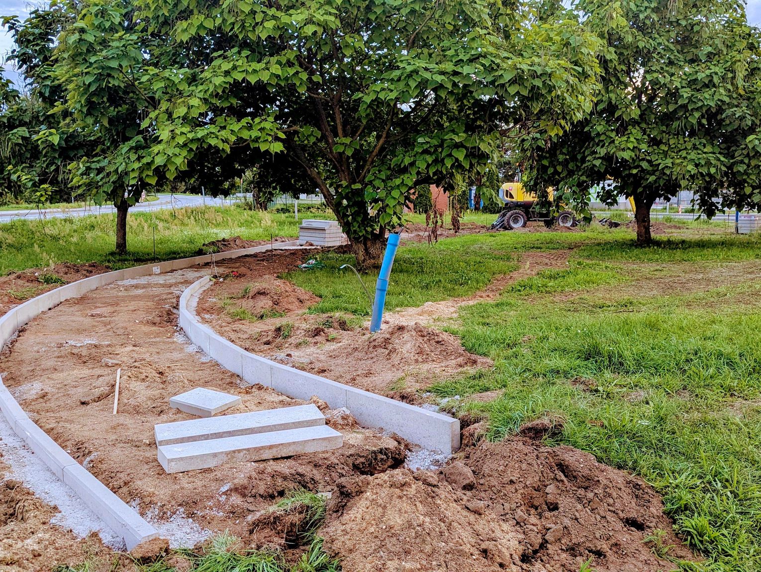 Kuźniczka pięknieje. Ruszył kolejny etap prac na skwerze obok koziołka - będzie klimatyczna alejka