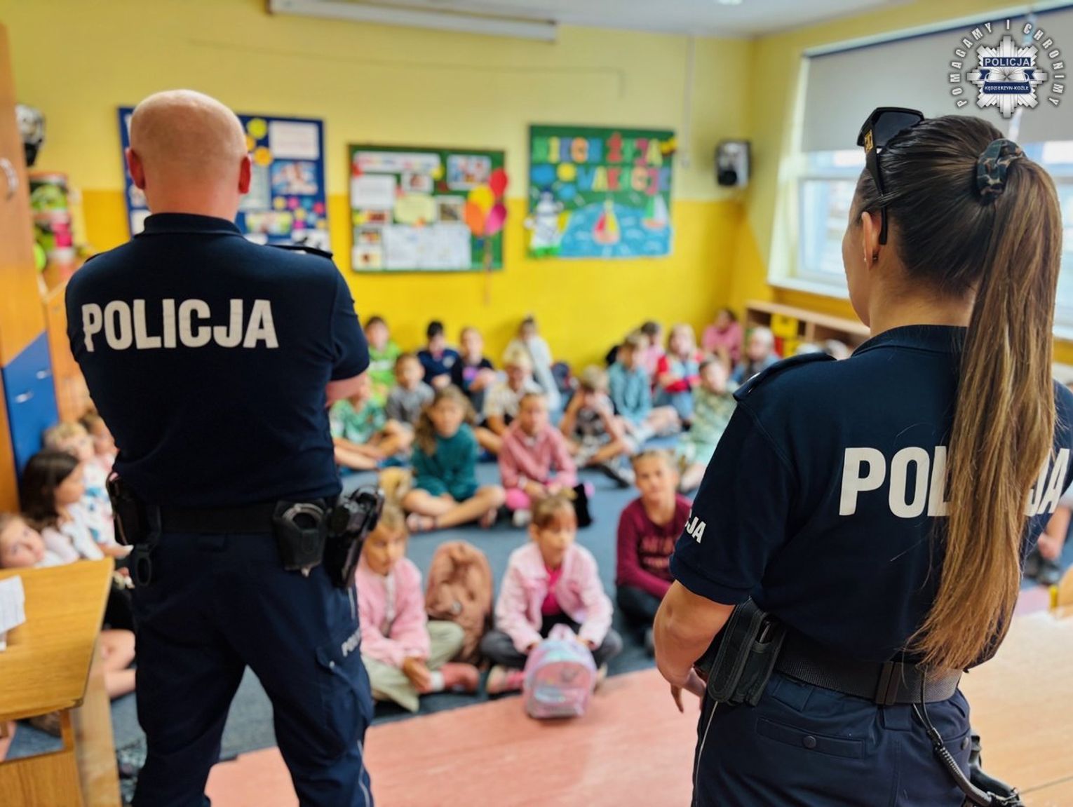 Lekcje bezpieczeństwa na półkoloniach. Policjanci spotykają się z młodzieżą