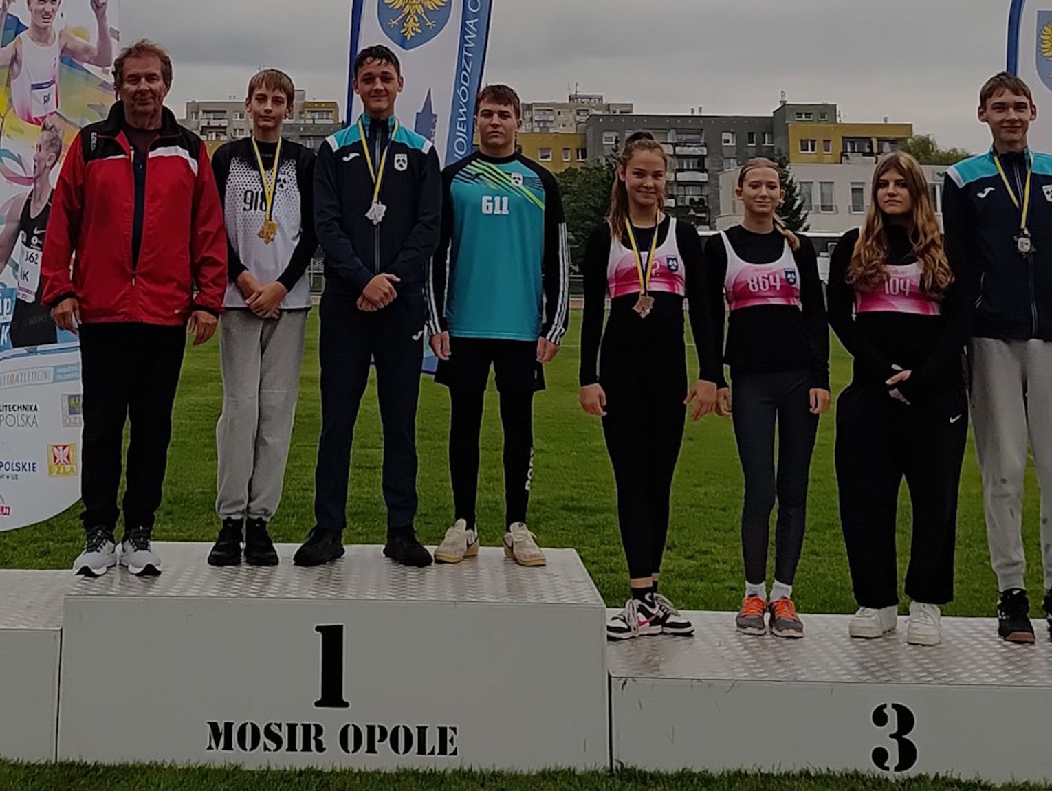 Lekkoatleci MMKS Kędzierzyn-Koźle wywalczyli osiem medali na mistrzostwach województwa. ZDJĘCIA