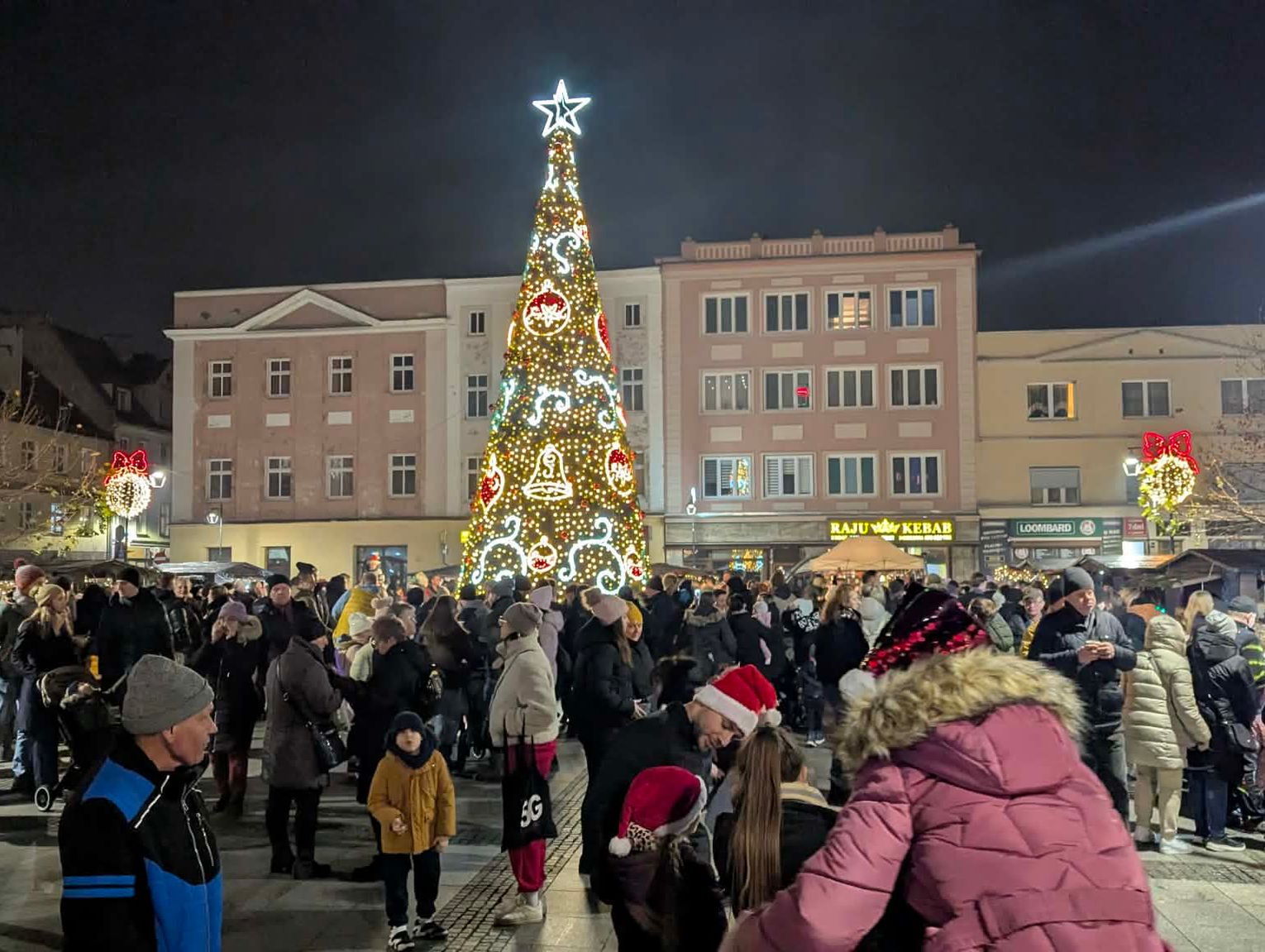 Magia świąt ponownie na rynku w Koźlu. Rozbłysła choinka, ruszył Jarmark Świąteczny!