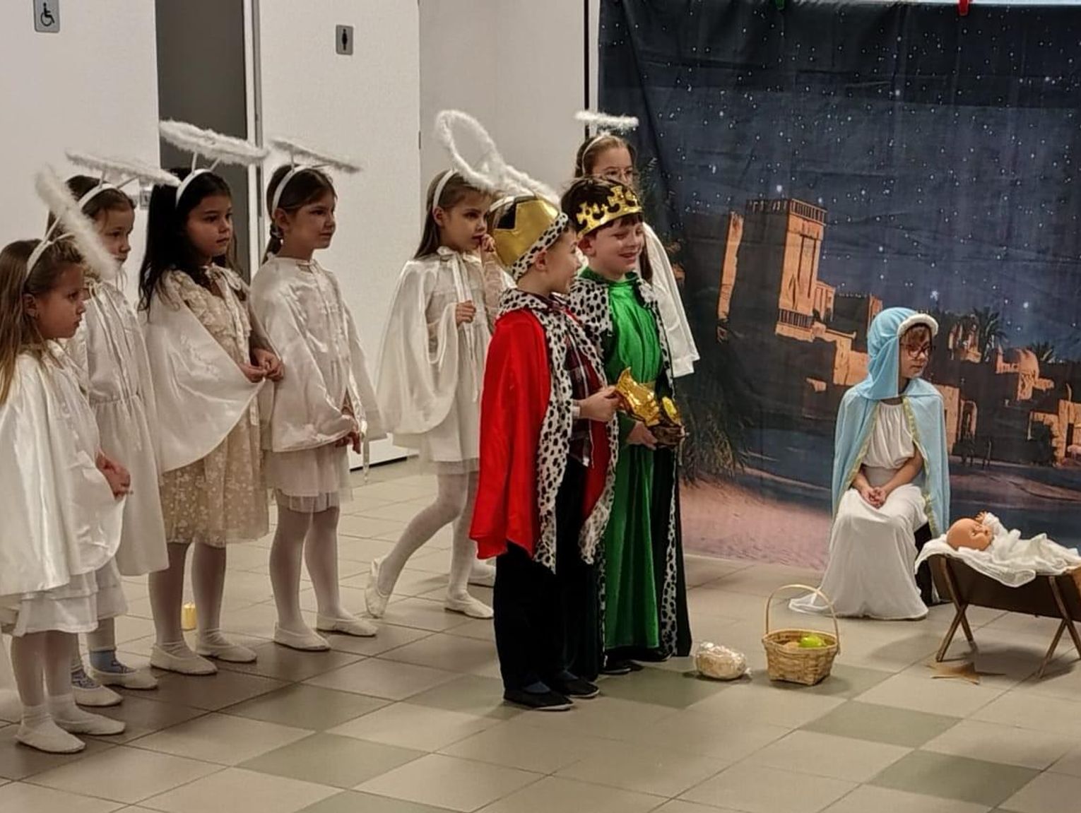 Mali artyści z „Żuczków” wystąpili przed seniorami. Jasełkowe spotkanie w Klubie Seniora+ przy PSP nr 19