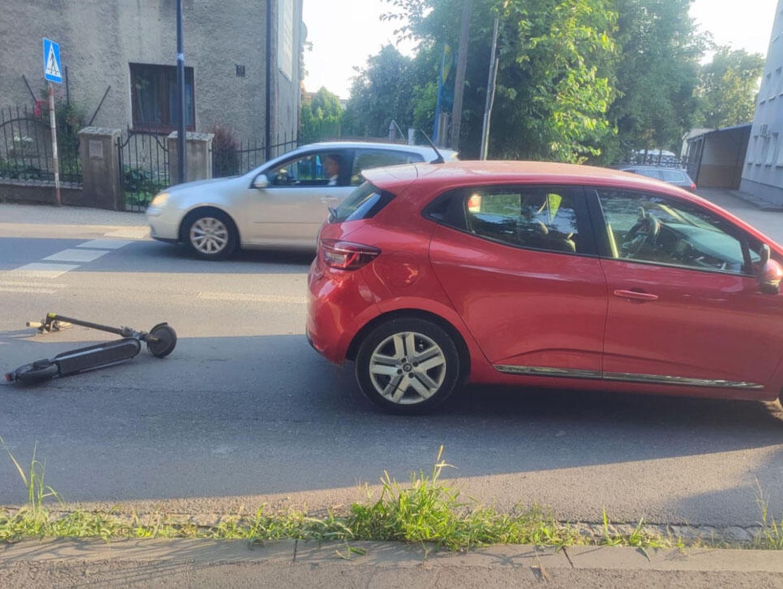 Mężczyzna na hulajnodze wjechał prosto pod nadjeżdżający samochód. Groźne zdarzenie drogowe w Koźlu