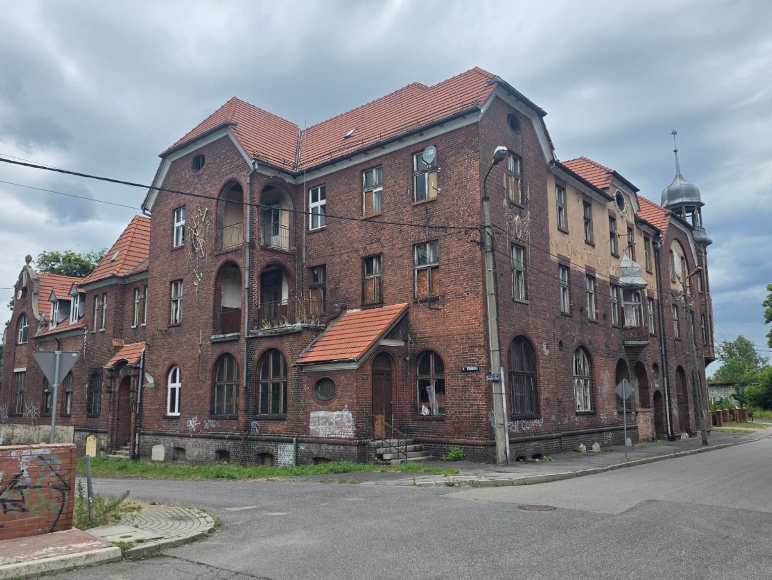 Miasto wystawiło zabytkową kamienicę w Porcie na sprzedaż. W dawnym hotelu mają powstać mieszkania