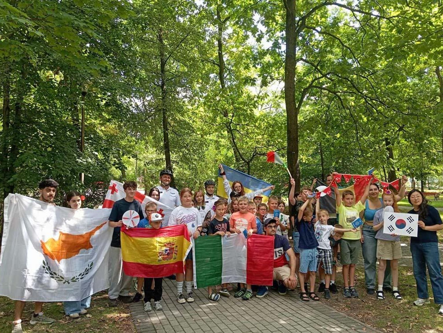 Międzynarodowa ekipa wolontariuszy zawitała do Kędzierzyna-Koźla. Spotkali się z uczestnikami półkolonii