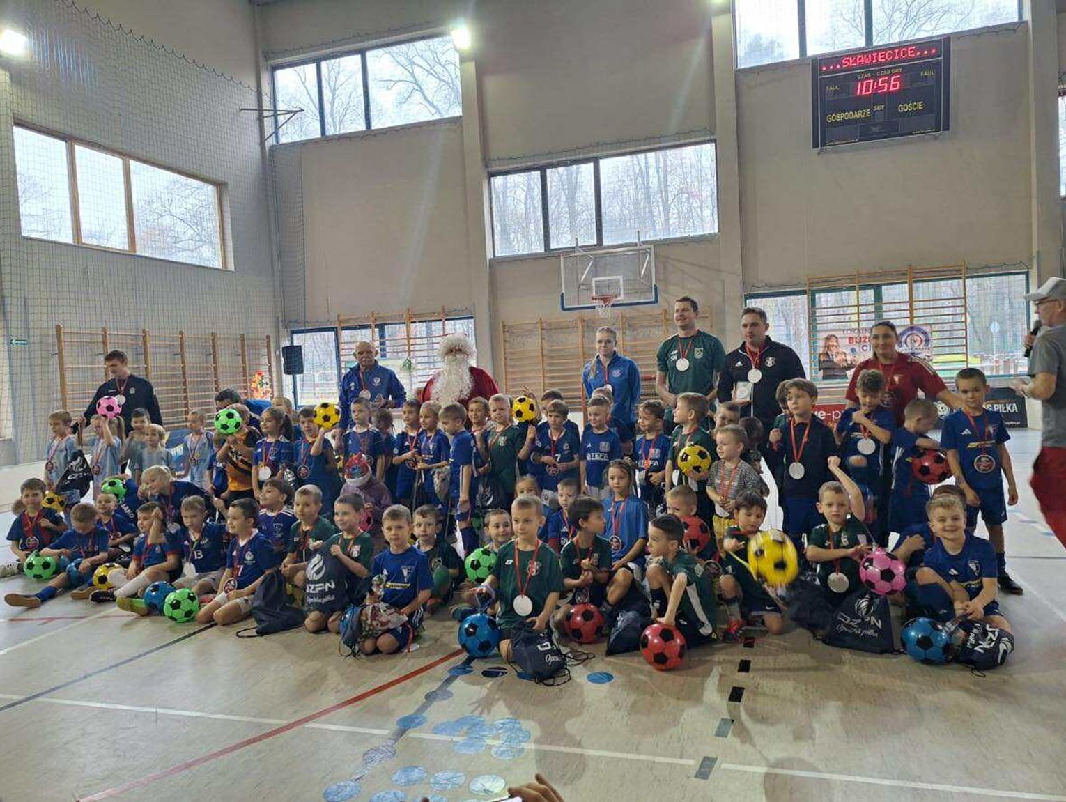 Mikołajkowy Turniej Piłki Nożnej w Sławięcicach. Na parkiecie rywalizowali młodzi gracze z 8 klubów