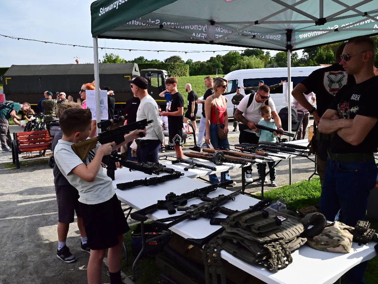 Militarny Dzień Otwarty „Ramię w Ramię 3 z Wojskiem” w Kędzierzynie-Koźlu. Był sprzęt wojskowy, pokazy i atrakcje dla całych rodzin