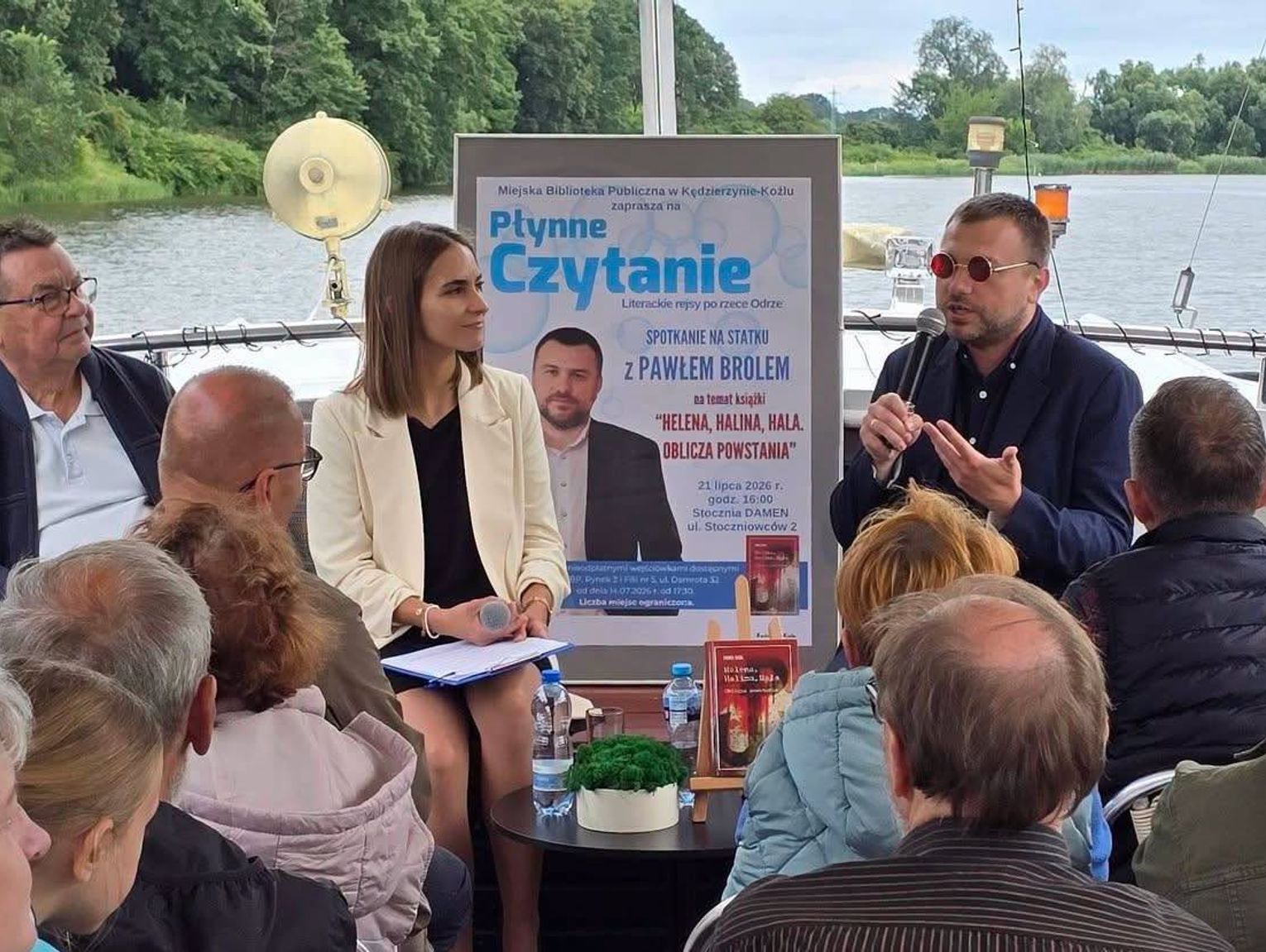 Miłośnicy literatury znów wypłynęli w rejs po Odrze. Tym razem swoją książkę czytał Paweł Brol