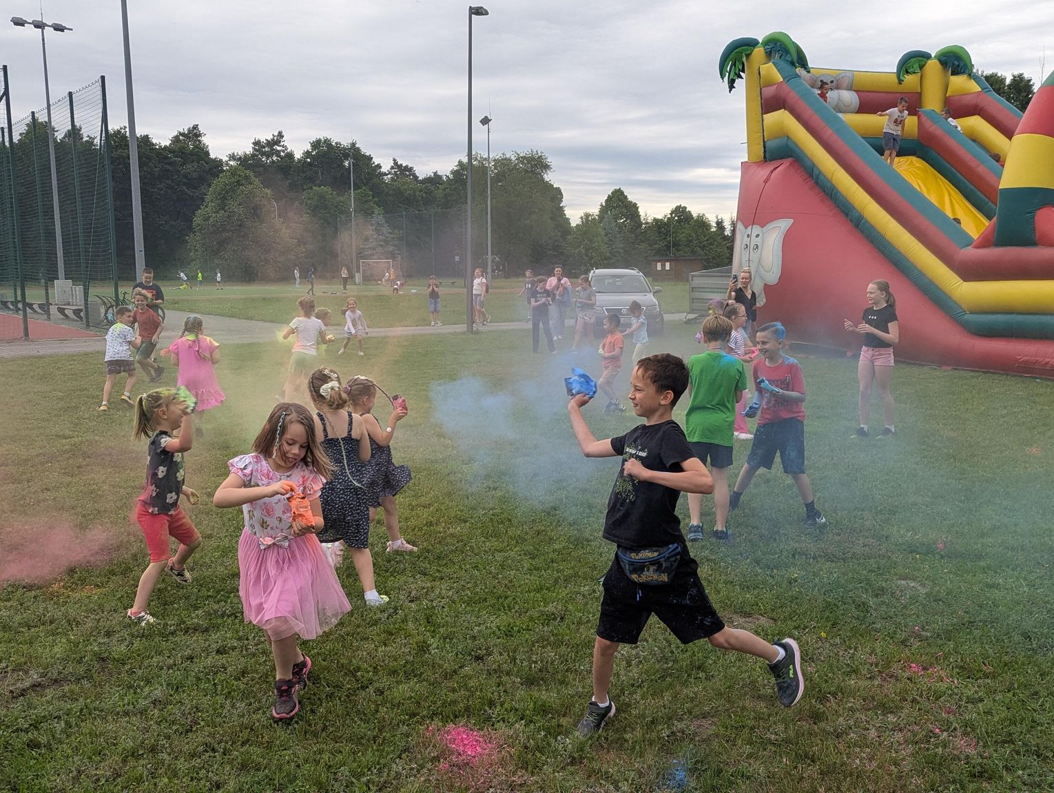 Mini Holi, rysunki 3D, pokaz nietypowej mody i rozgrywki sportowe.Kolorowy festyn szkolny "Dziewiętnastki"