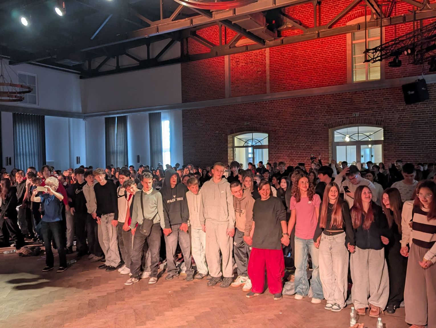 Mosty Dobrych Słów – 500 ósmoklasistów z Kędzierzyna-Koźla na konferencji przeciwko hejtowi