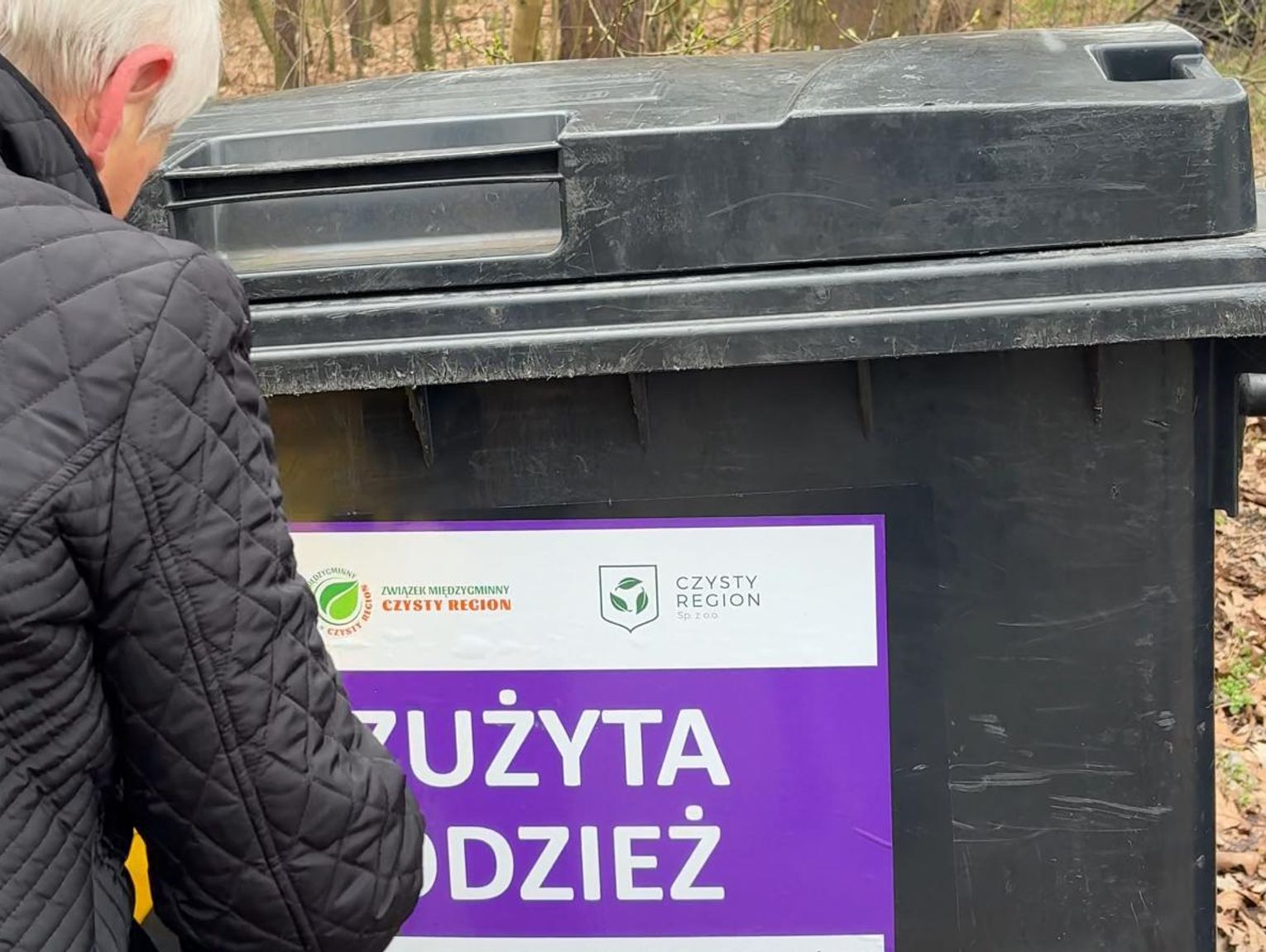 Można pozbyć się starych ubrań. Na osiedlach w Kędzierzynie-Koźlu pojawiły się pojemniki na zużytą odzież i tekstylia