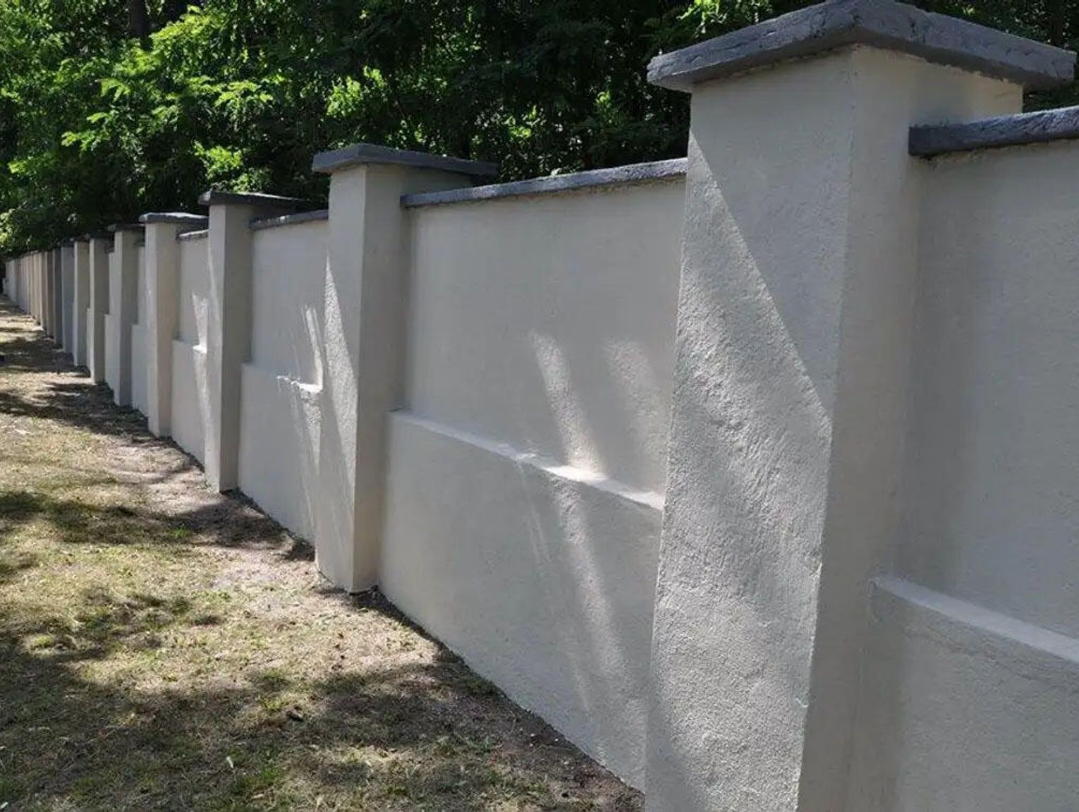 Mur otaczający powiększony Park Pojednania na razie zostaje. Miasto musi zakończyć inwestycję