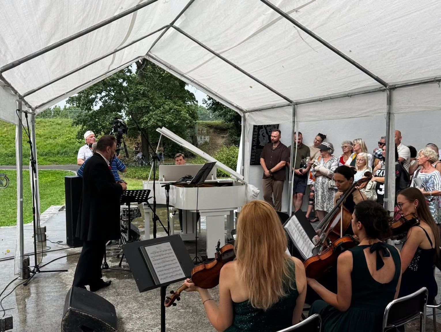 Muzyczne podróże w muszli koncertowej dobiegły końca. Publiczności nie odstraszył choćby deszcz
