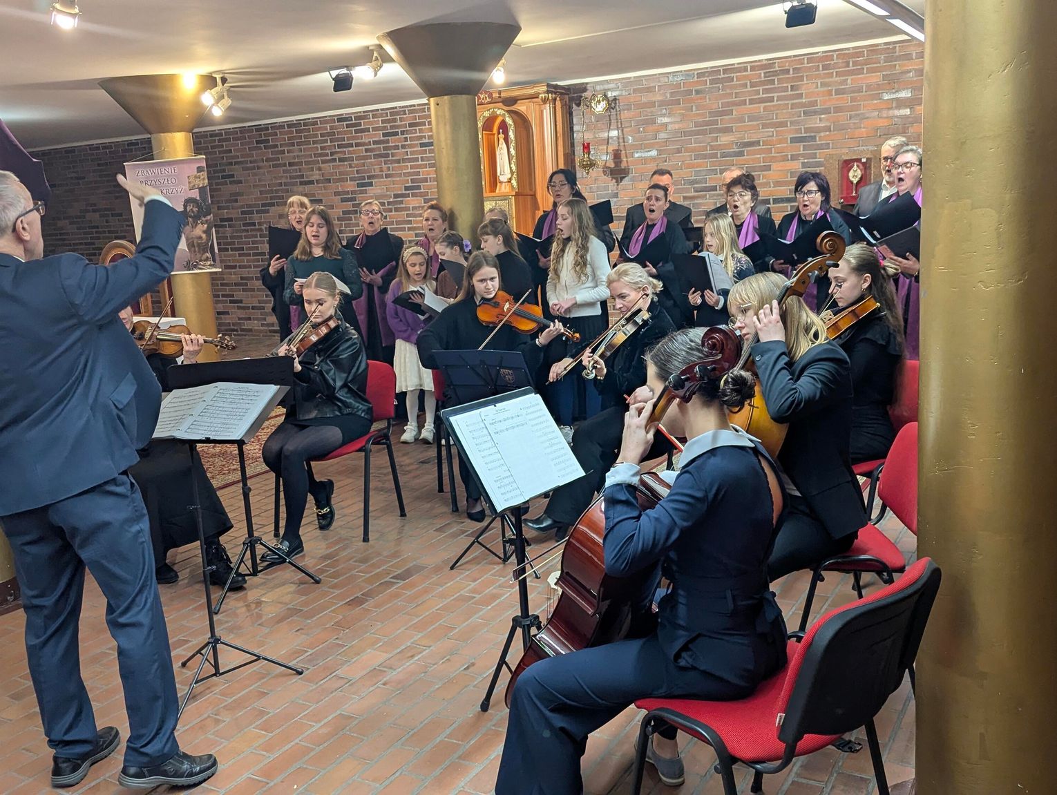 Muzyka, która zatrzymuje na chwilę. Koncert pasyjny Publicznego Ogniska Artystycznego poruszył publiczność