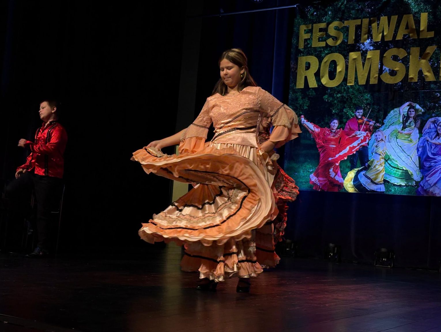 Muzyka, taniec i kolorowe stroje. Romskie rytmy w domu kultury "Chemik". ZDJĘCIA