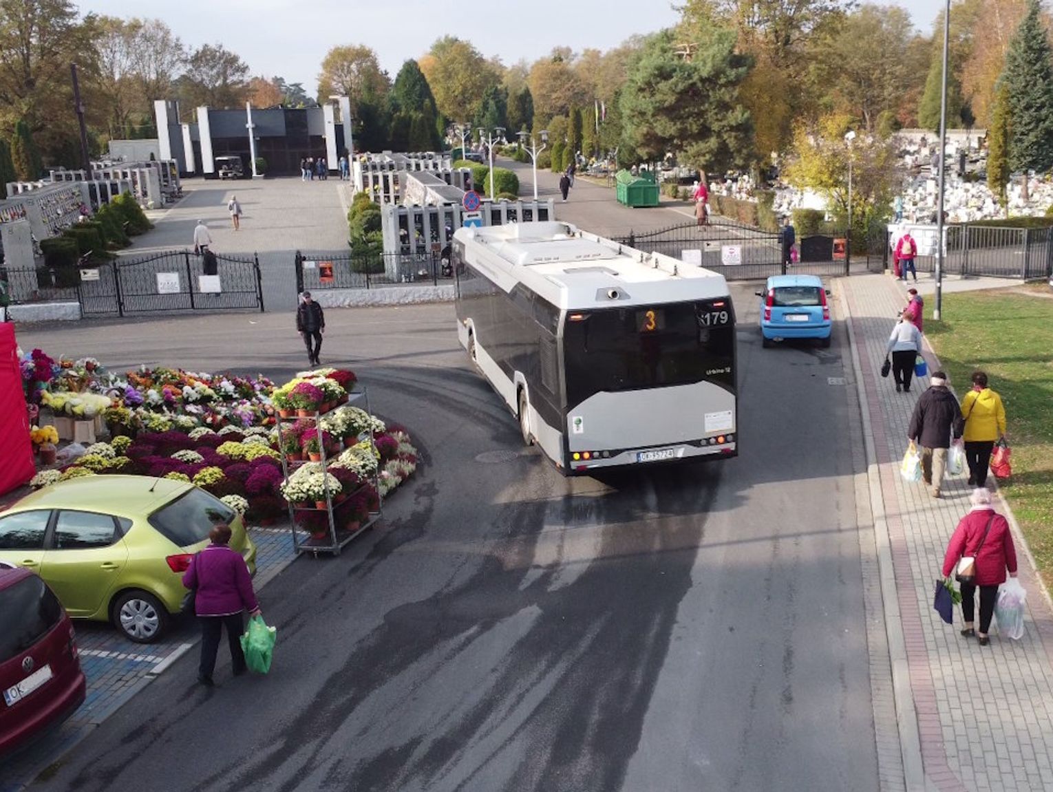 MZK uruchomi pięć dodatkowych połączeń na cmentarze. Autobusy będą kursować od piątku do niedzieli