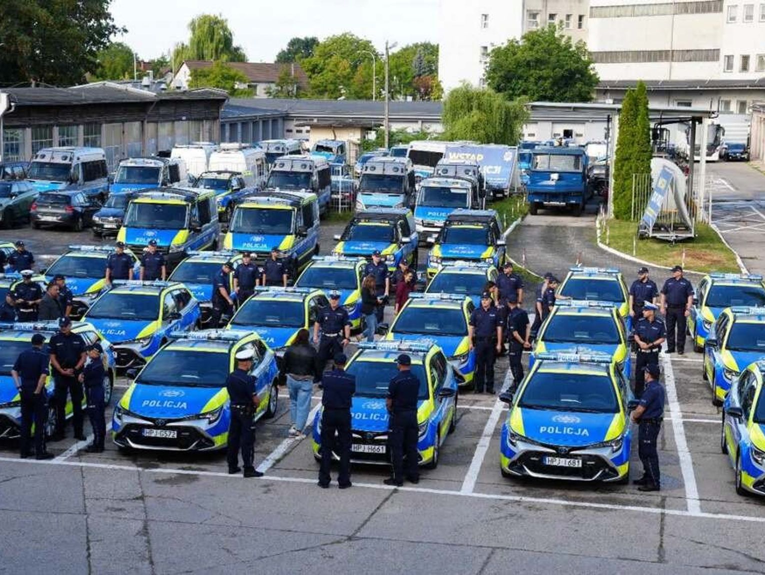 Na drogi regionu wyjedża 30 nowych radiowozów. Policjanci odebrali już kluczyki