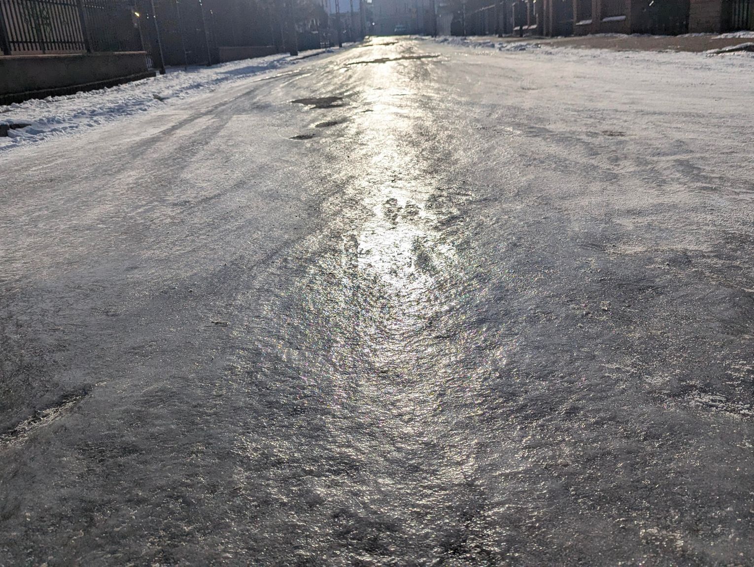 Na osiedlach zrobiło się jak na lodowisku. Szklanka przykryta śniegiem to dziś największy problem kierowców i pieszych