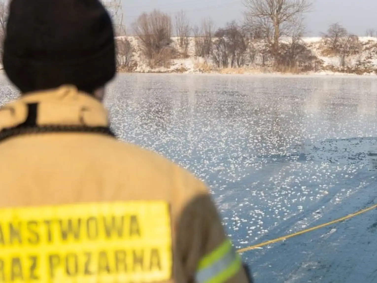 Na rzekach i jeziorach pojawiła się warstwa lodu. Wchodzenie to ogromne ryzyko. Strażacy apelują o ostrożność