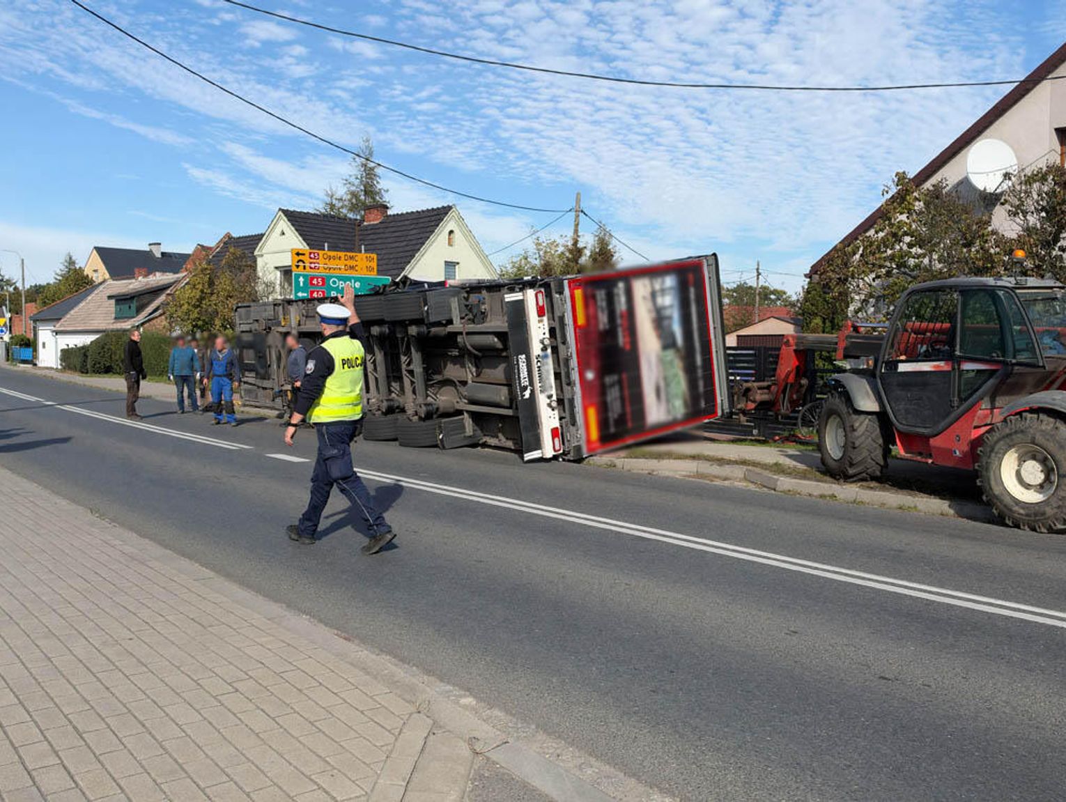 Naczepa odłączyła się od ciężarówki i przewróciła na chodnik. Groźne zdarzenie w Większycach