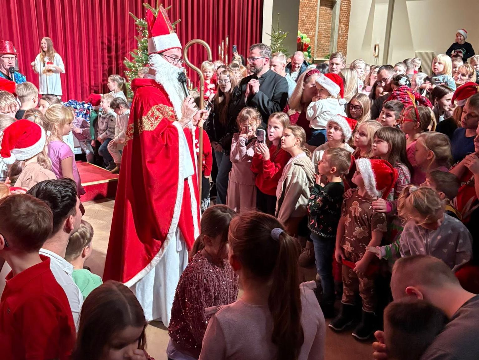 Najpierw roraty, następnie prezenty. Święty Mikołaj odwiedził dzieci ze Sławięcic. ZDJĘCIA