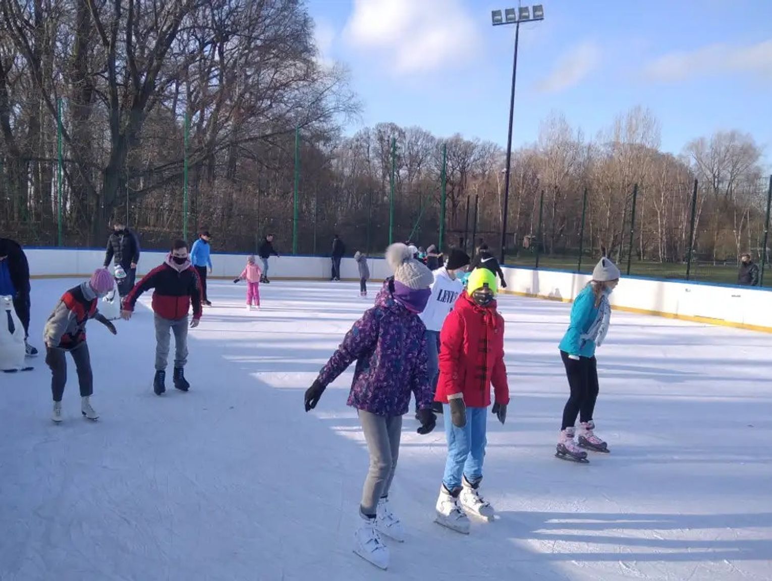 Nauka pływania, jazdy na łyżwach czy wirtualne strzelectwo - interesująca oferta MOSiR-u na ferie zimowe