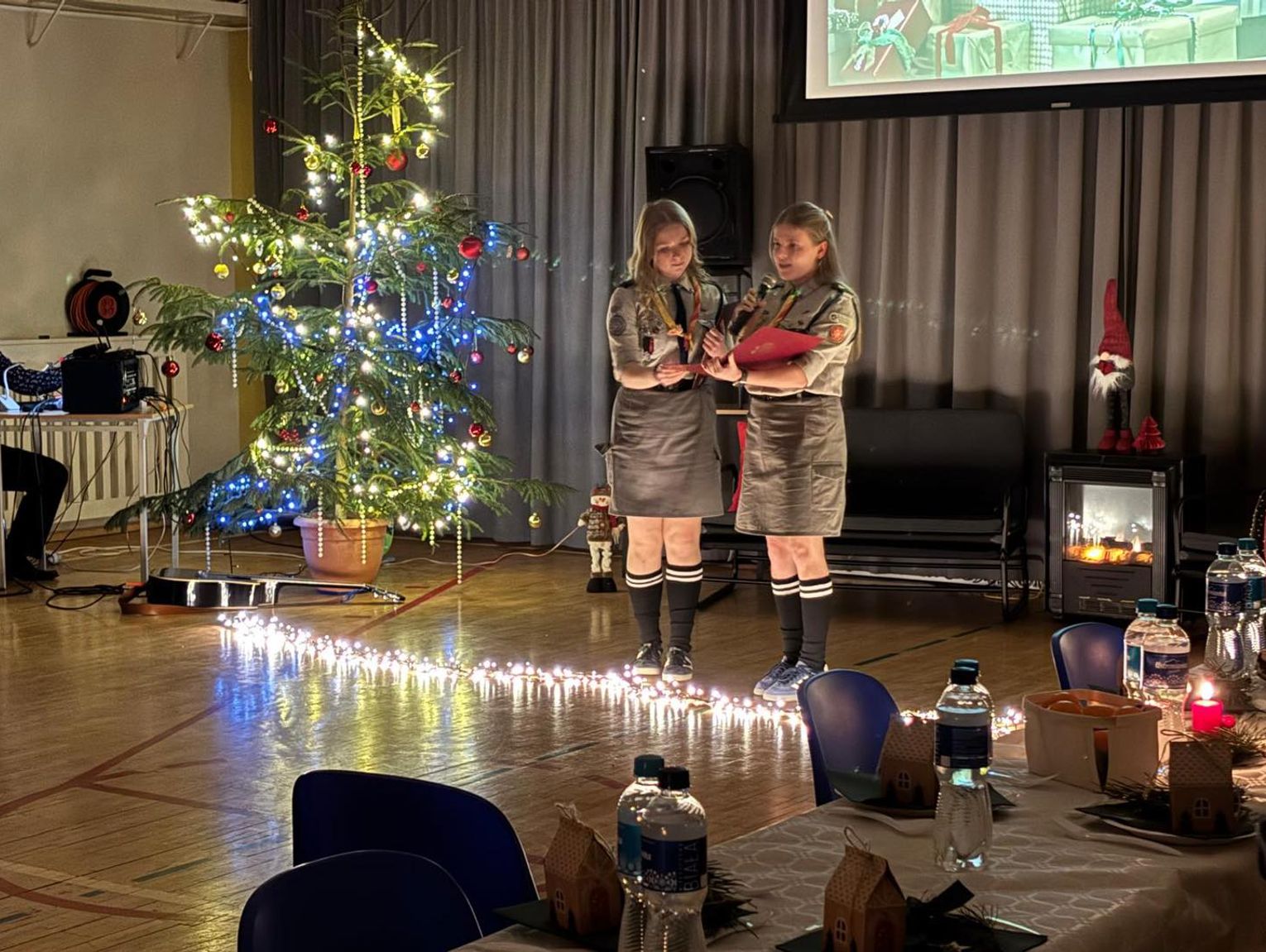 Nie przy ognisku, a przy wspólnym stole. Harcerska wigilia z opłatkiem, śpiewem i gitarą.