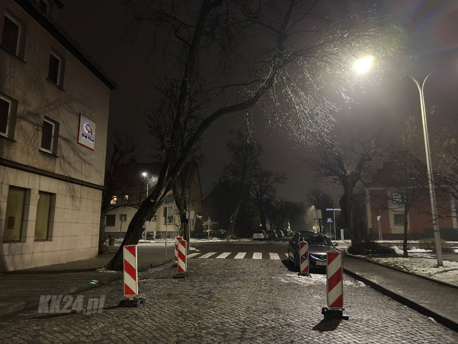 Niebezpiecznie pochylone drzewo przy Placu Wolności zostało usunięte