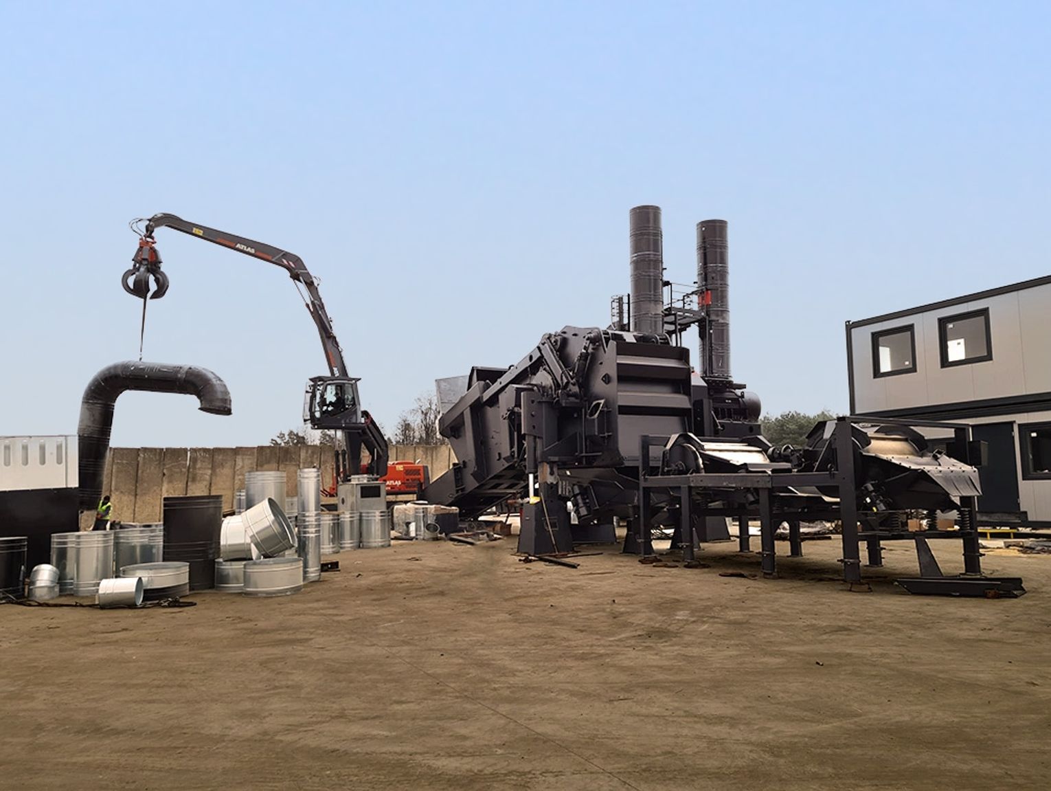 Niezbędne maszyny w nowoczesnym przemyśle: strzępiarka 16 HM, koparka kołowa i koparka dwudrogowa