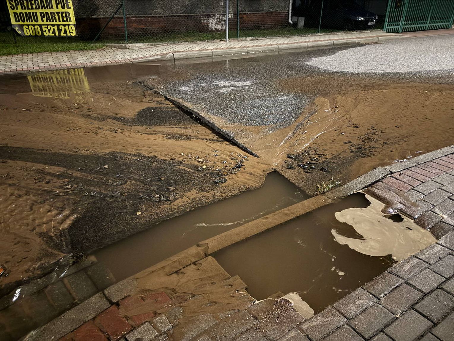 Nocna awaria wodociągu na Pogorzelcu. Woda podniosła asfalt, zamknięto fragment drogi