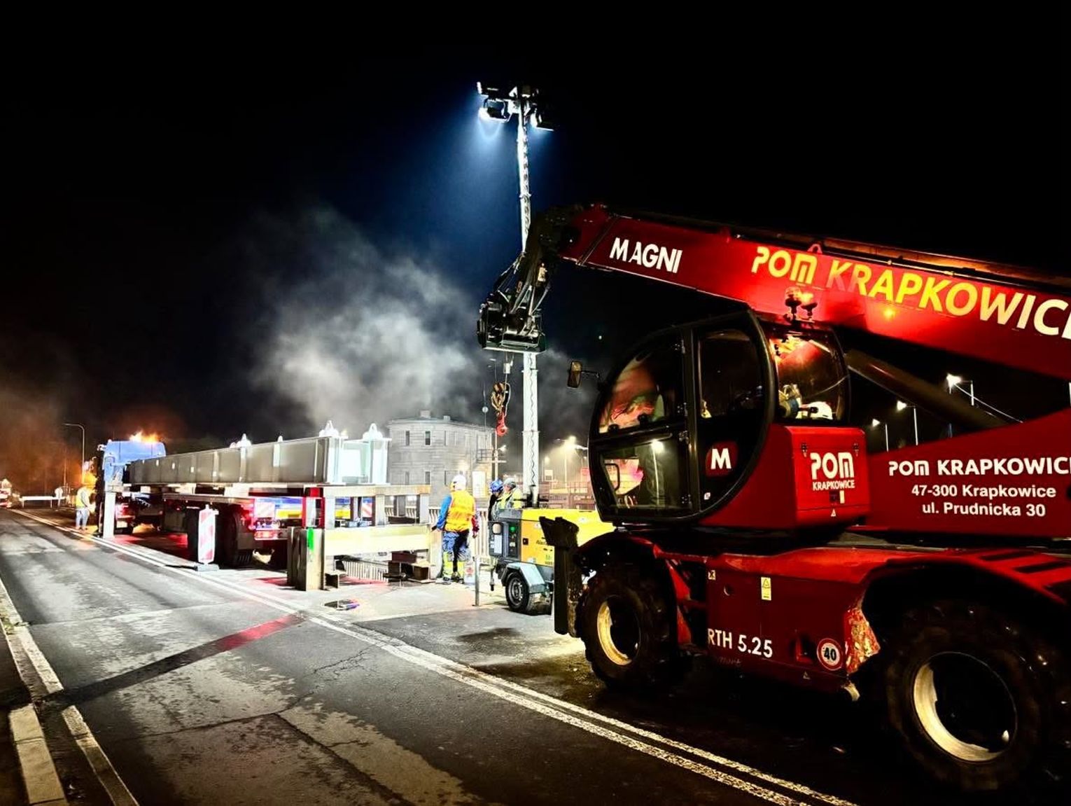 Nocna operacja w Kędzierzynie-Koźlu. Trwa transport stalowej kładki dla nowej trasy rowerowej