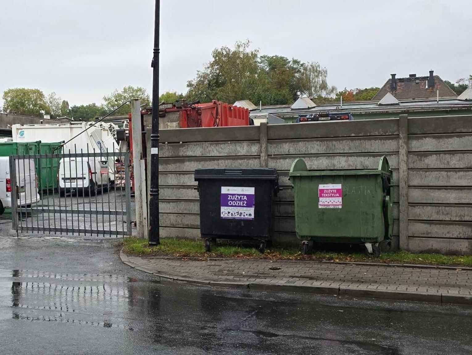 Nowe pojemniki na zniszczoną odzież pojawiły się przy siedzibie „Czystego Regionu”
