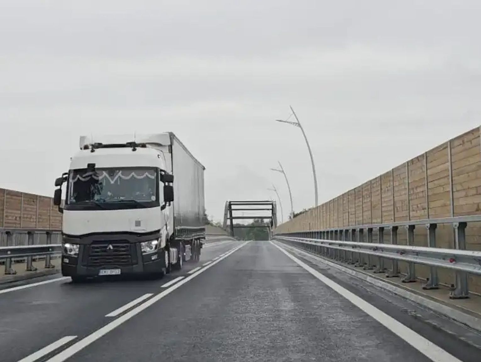 Wciąż niewielki ruch na nowym łączników, a kierowcy ciężarówek jeżdżą starymi trasami. Drogi nie widać na Google Maps