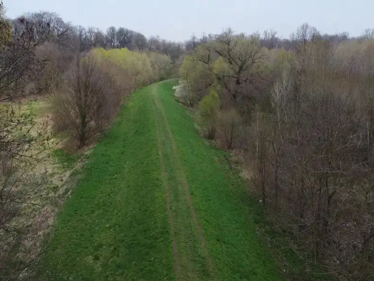 Nowy wał przeciwpowodziowy w gminie Reńska Wieś. Ruszyły prace budowlane