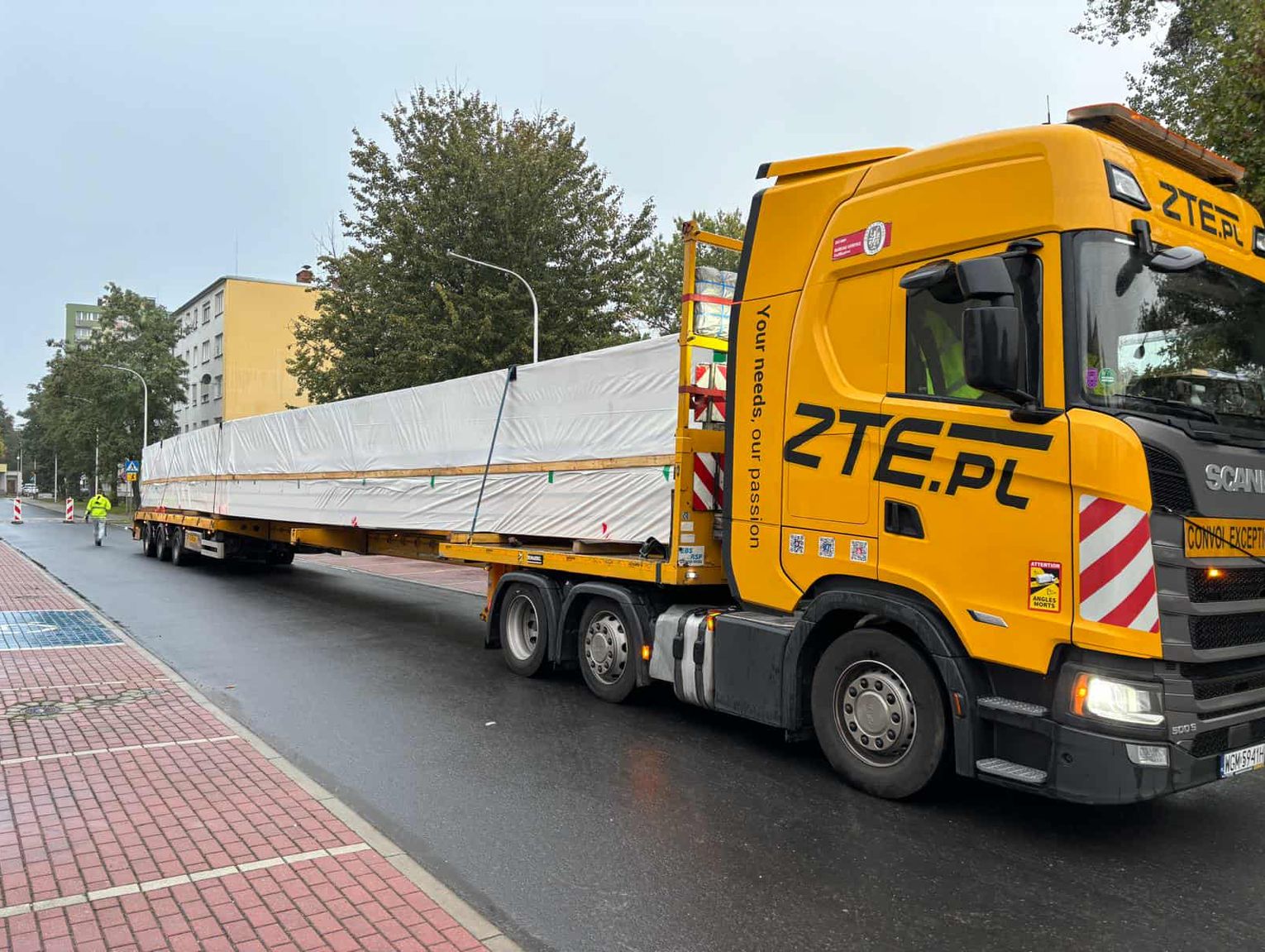 Ogromne drewniane elementy dotarły na plac budowy nowej sali gimnastycznej w "Dziewiątce"