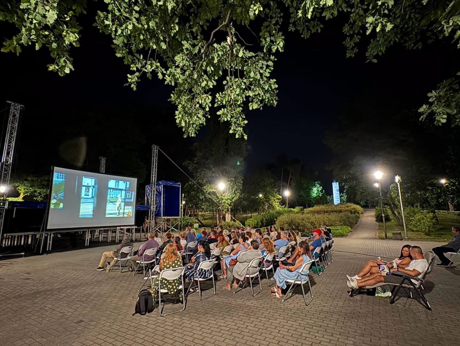 Park, wielki ekran i letni wieczór. Kino plenerowe zawitało do centrum miasta