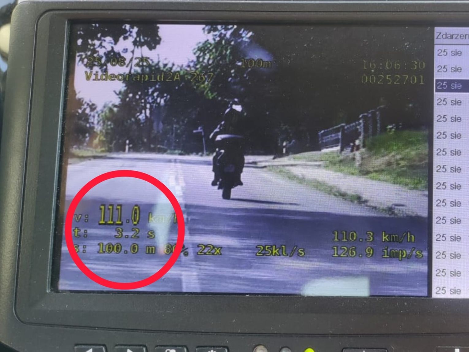 Pędził motocyklem z prędkością 111 km/h w terenie zabudowanym. Policjanci zatrzymali mu prawo jazdy