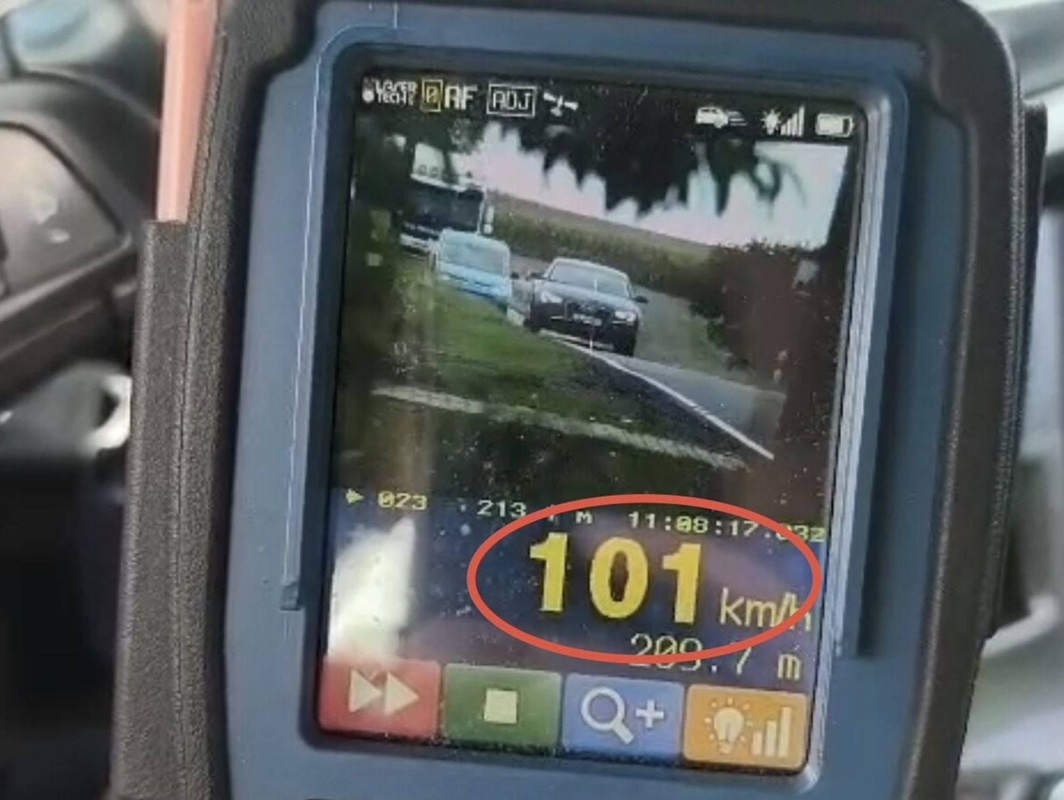 Pędzili ponad 100 km/h w terenie zabudowanym. Dwaj kierowcy stracili prawa jazdy