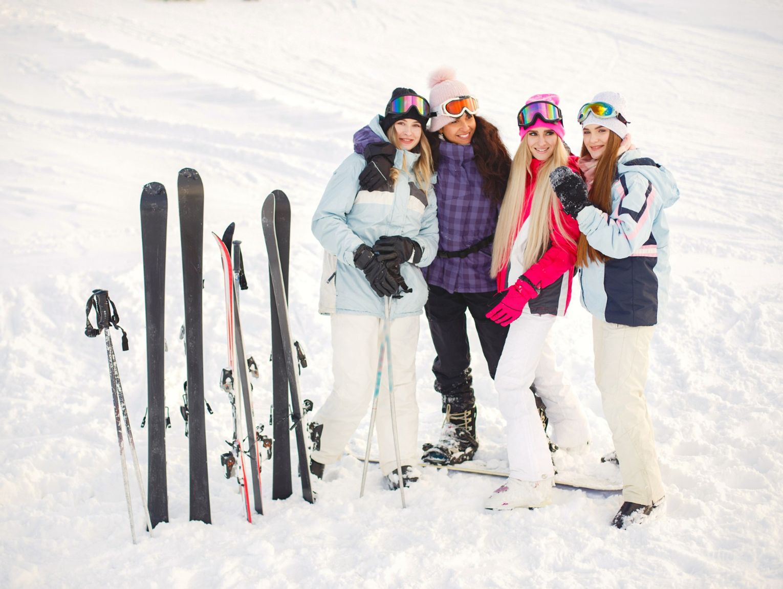 Pierścionki zaręczynowe - klasyka vs. nowoczesność, co wybrać w 2025 roku?