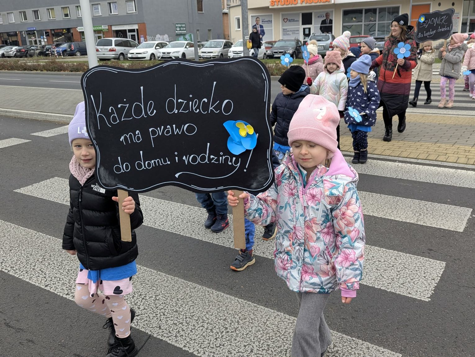 Obchody Międzynarodowego Dnia Praw Dziecka w Kędzierzynie-Koźlu. Ponad 170 przedszkolaków przemaszerowało ulicami