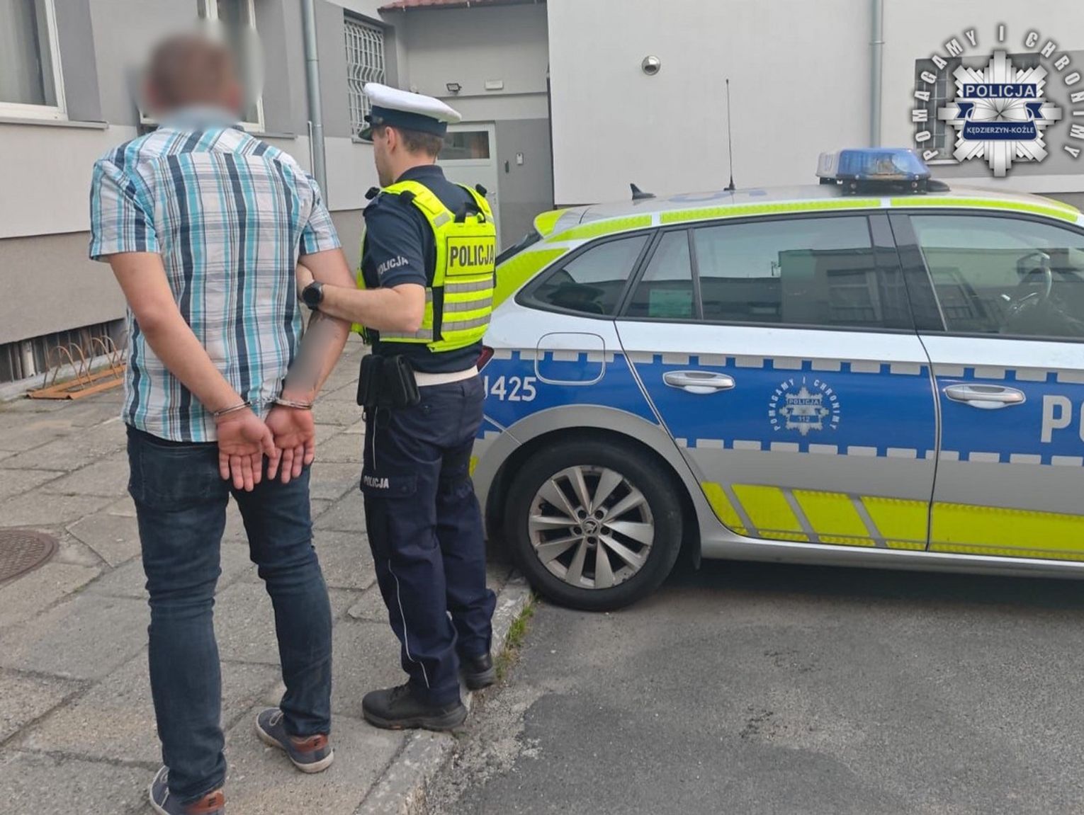 Pijany 47-latek wjechał autem w płot. Zatrzymał go policjant drogówki po służbie