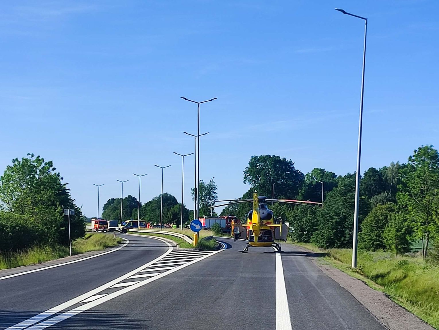 PILNE! Poważny wypadek na DK45. Zderzenie motocykla z osobówką, lądował śmigłowiec LPR