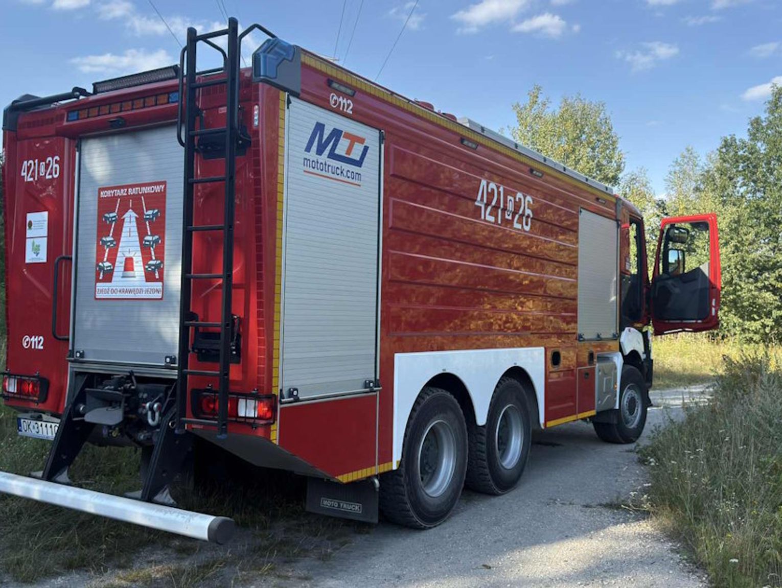 Płonie las przy osiedlu Azoty. Na miejscu kilka zastępów straży pożarnej