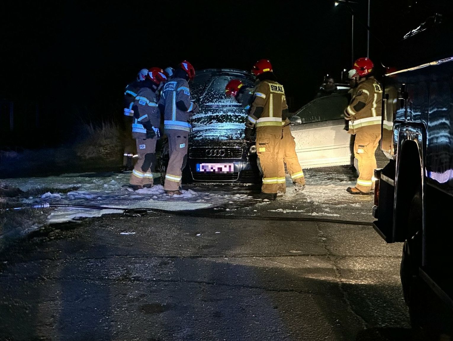 Nocny pożar samochodu w Blachowni Na miejscu pracowali strażacy i