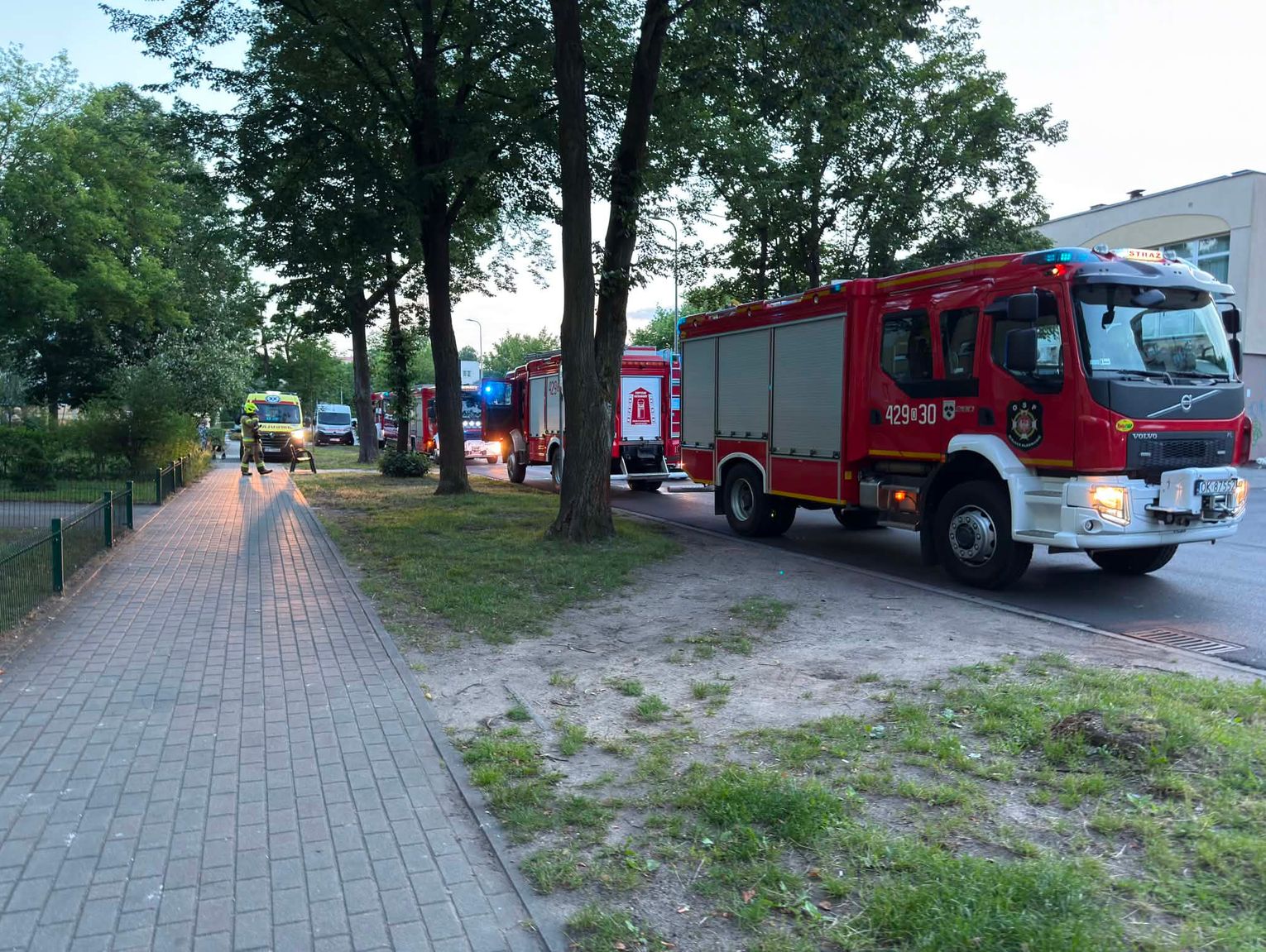 Podejrzenie zatrucia w mieszkaniu. Na miejscu strażacy, pogotowie gazowe i ratownicy medyczni