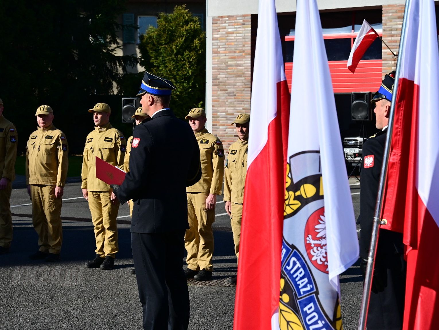 Podniosły apel z okazji 2 maja. Uroczysty Dzień Flagi w Komendzie Powiatowej Państwowej Straży Pożarnej