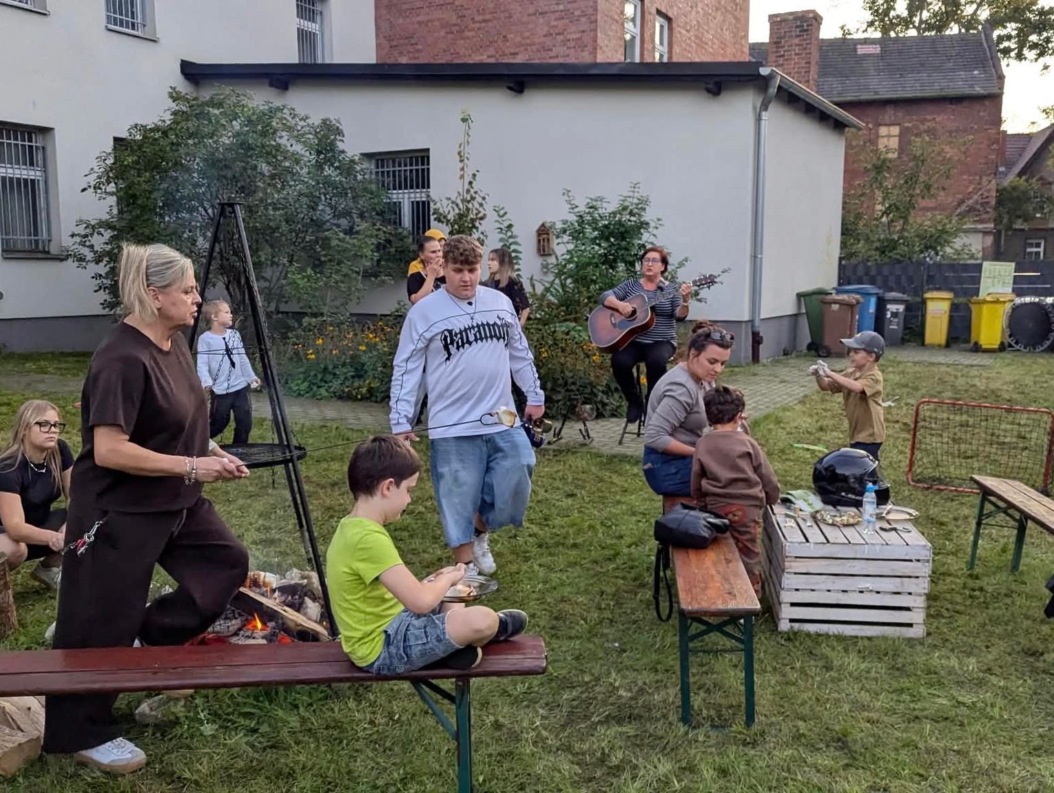 Podopieczni "Brzdąca" integrowali się podczas wspólnego ogniska. Wspólnie śpiewali z Anną Jelinek