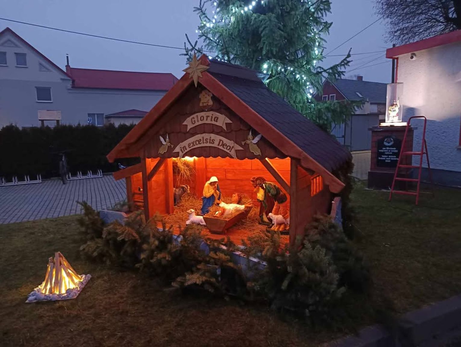 Pokrzywnica lśni świątecznym blaskiem! Druhowie zbudowali stajenkę, która ma zjednoczyć całą społeczność