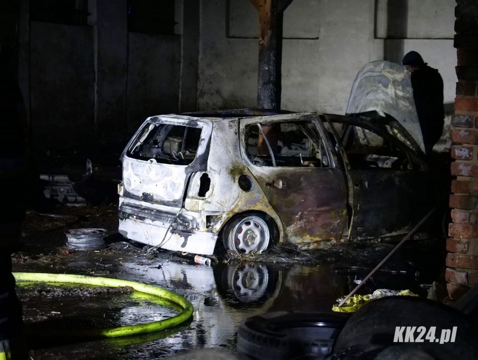 Policja zabezpieczyła spalony samochód i nagrania. Trwają poszukiwania ...