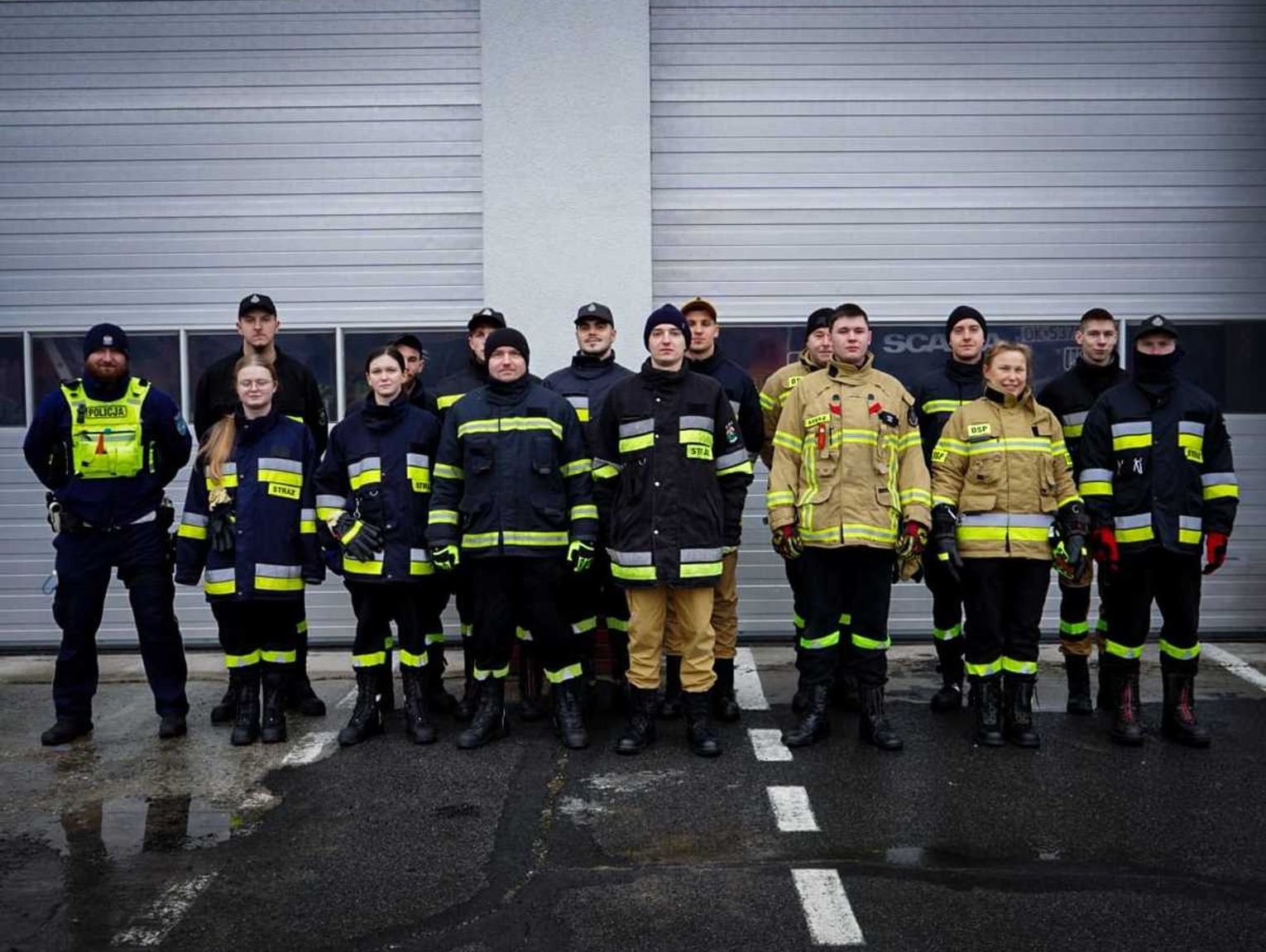 Policjanci drogówki szkolą strażaków OSP. Cel to zwiększenie bezpieczeństwa podczas akcji ratowniczych